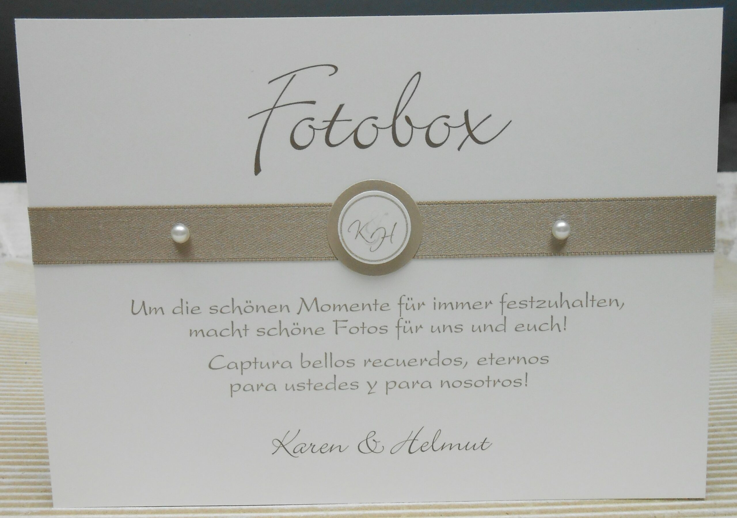 Hinweisschild bei der Hochzeit für die Fotobox, naturelle Papier mit Satinband und Perle