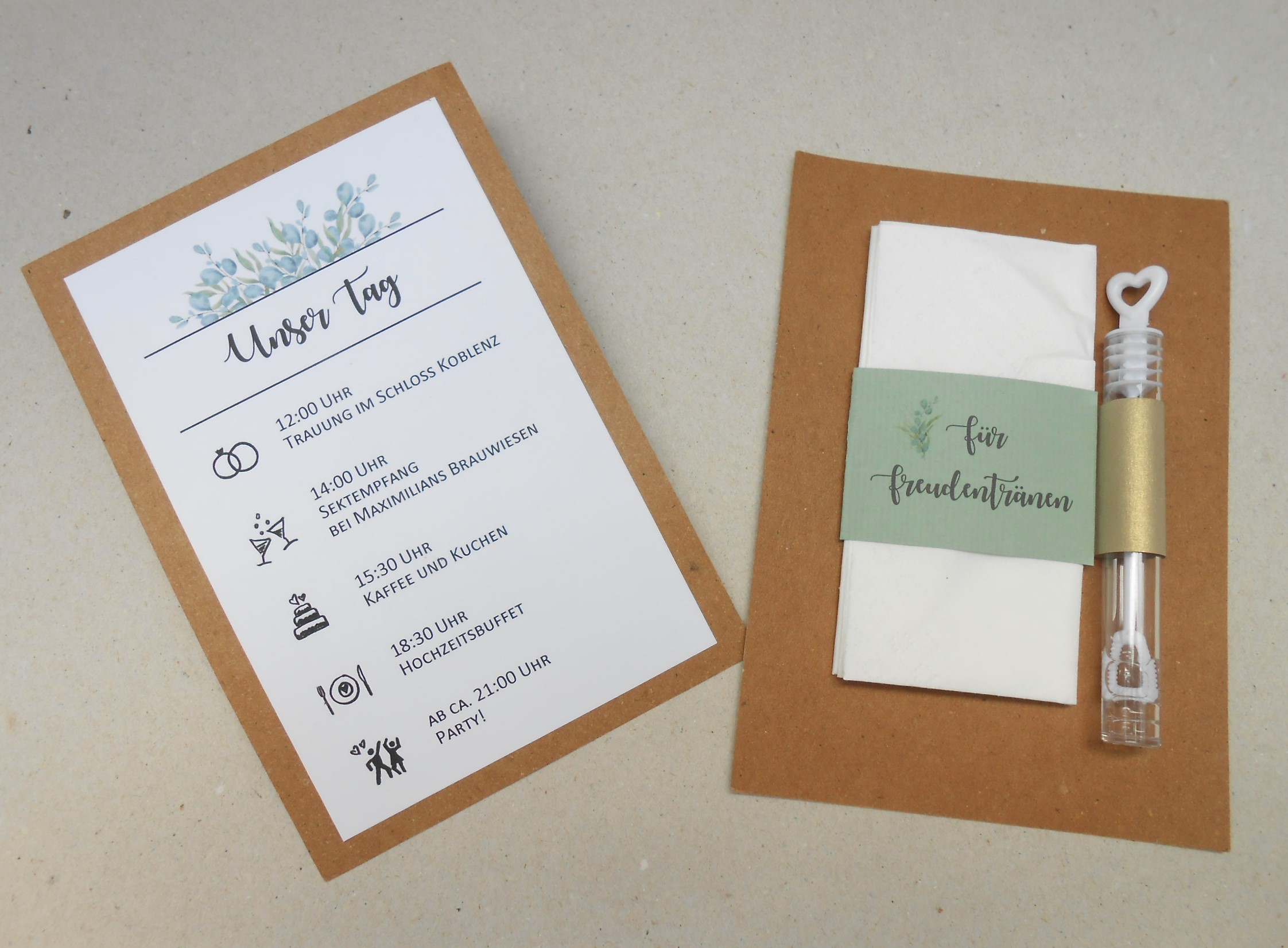 Timeline oder Ablaufplan für die Hochzeit auf Kraftpapier, Rückseite mit Taschentuch für Freudentränen und Seifenblasen