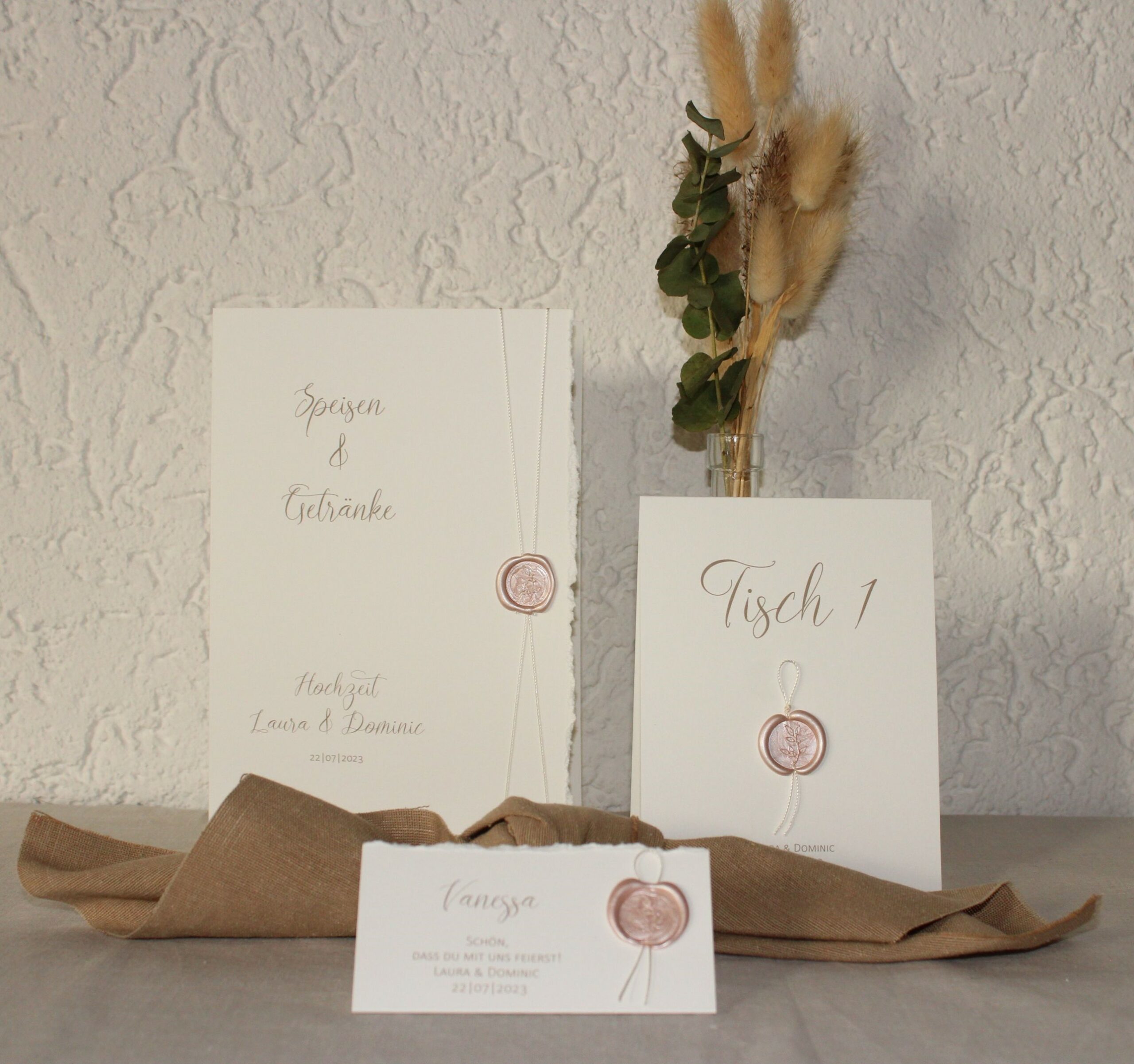 Hochzeits-Karten mit Siegel und gerissenem Rand